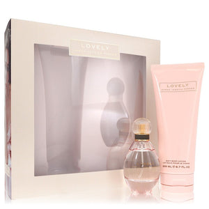 Lovely by Sarah Jessica Parker Cadeauset - 1,7 oz Eau De Parfum Spray + 6,7 oz Bodylotion voor dames